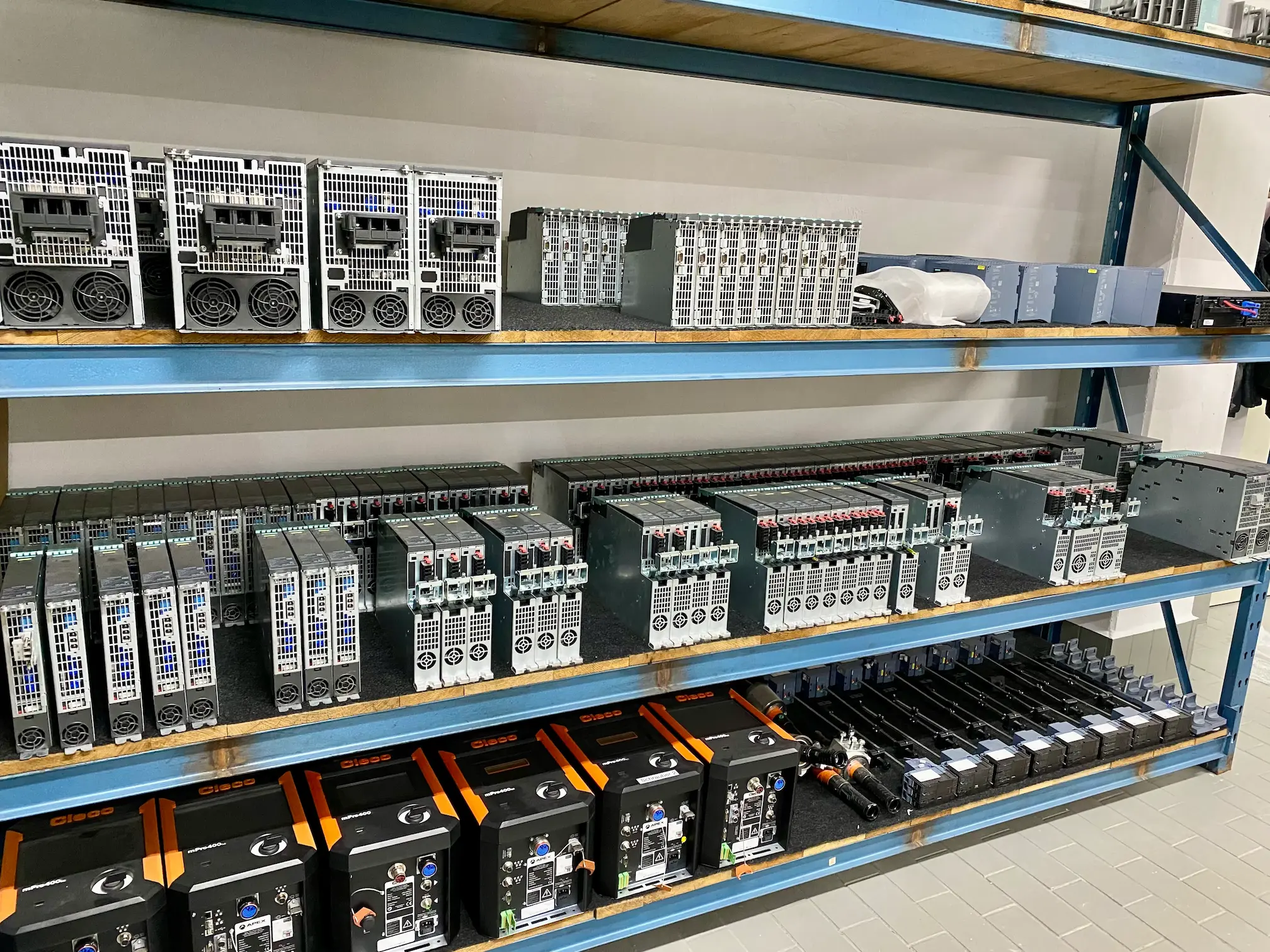 Elettronica industriale usata su scaffalature di magazzino