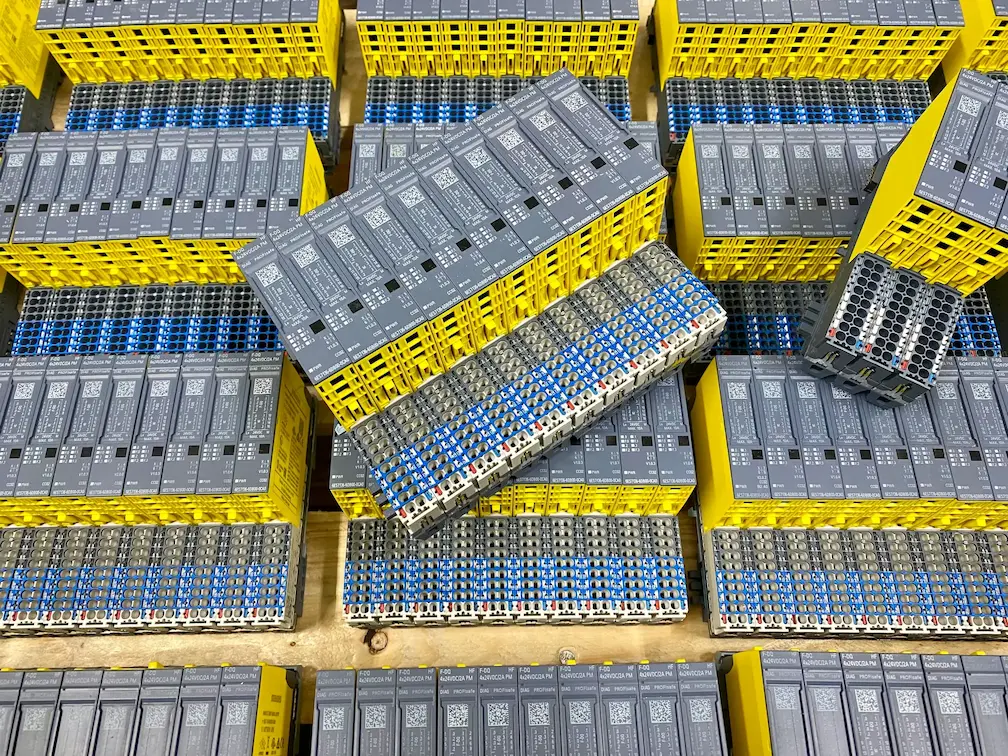 Tecnologia di automazione industriale – PLC, controllori e azionamenti in magazzino