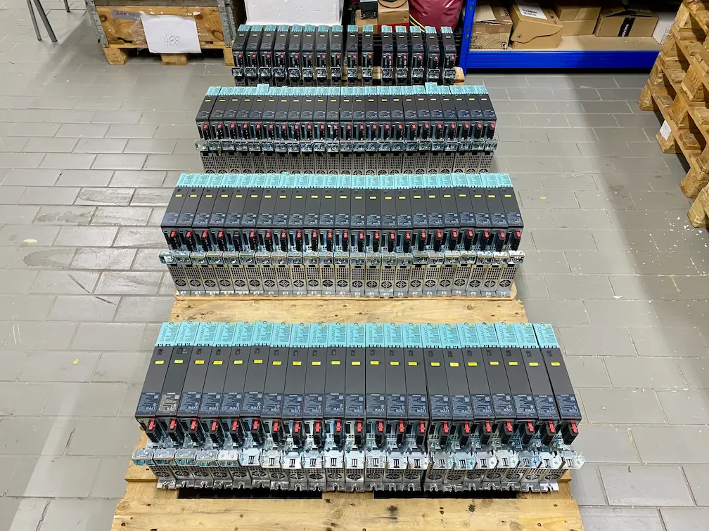 Servoazionamenti e servomotori industriali usati su pallet di magazzino