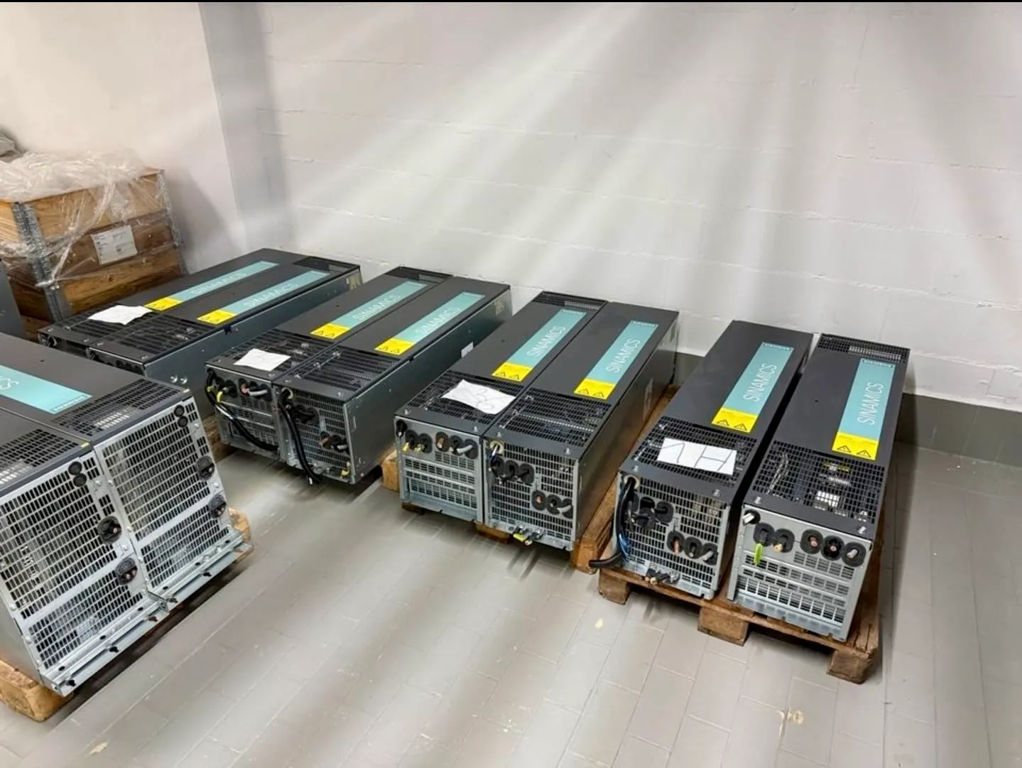 Inverter di frequenza su pallet pronti per la spedizione