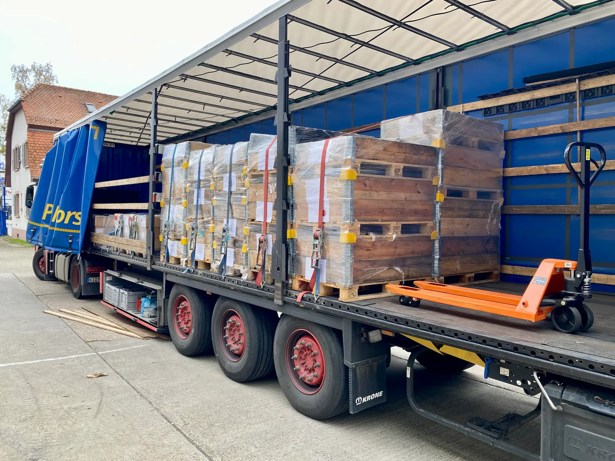 Camion carico di scorte industriali di magazzino