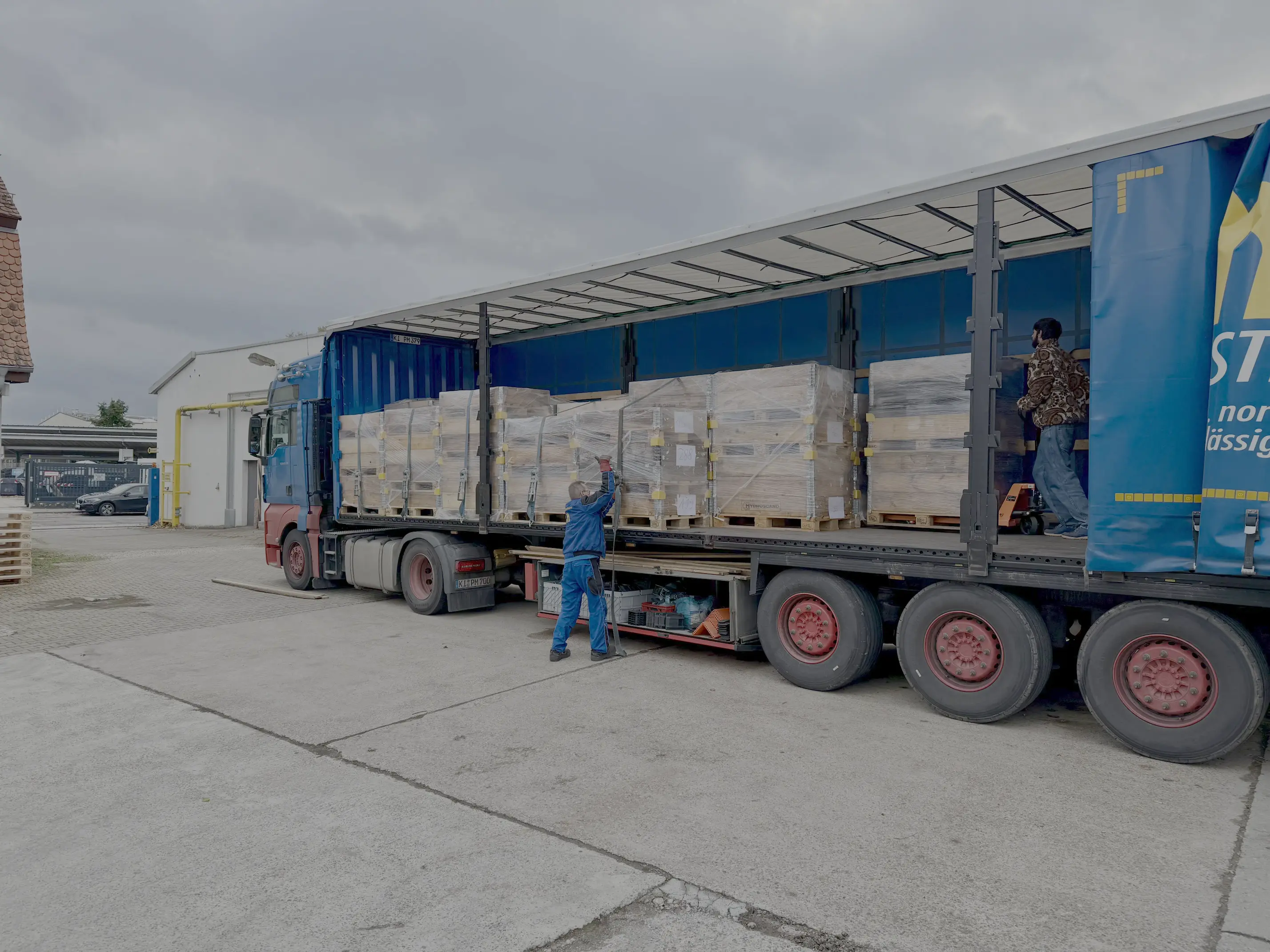Carico di componenti industriali per spedizione mondiale