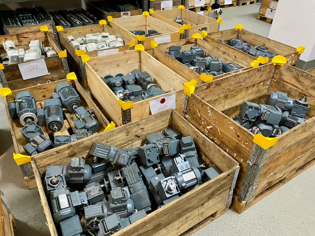 Motori elettrici preparati in casse di legno